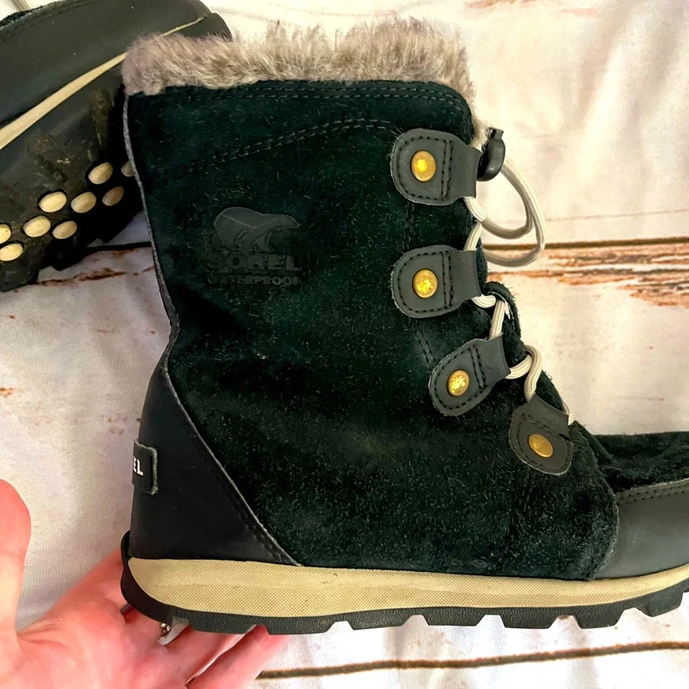 Sorel boots in good condition, black suede and fur trim